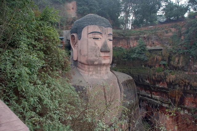 樂山大佛為何以屹立千年？又為何既不雙手合十也不打坐呢？