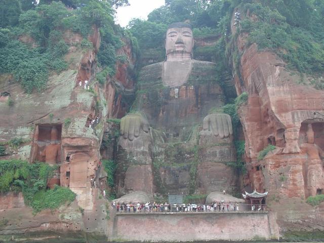 樂山大佛為何以屹立千年？又為何既不雙手合十也不打坐呢？