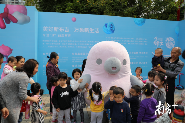 想要和萌萌噠的“鴨梨哥”見面嗎？快來布吉雕塑公益巡展吧